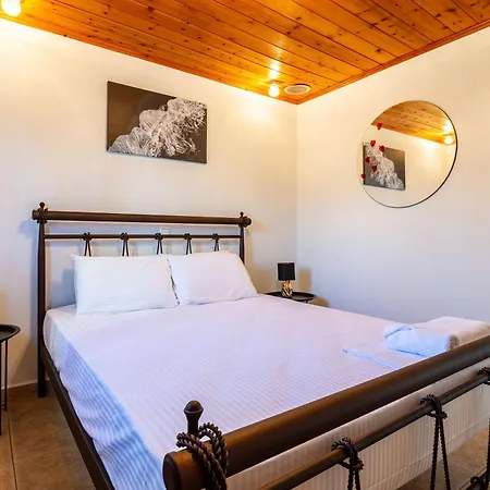 Seaview & Nature Retreat - Filiatra's Cozy Hideaway Apartment