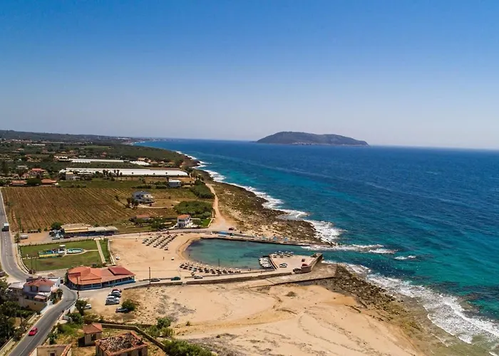 Seaview & Nature Retreat - Filiatra's Cozy Hideaway Lejlighed