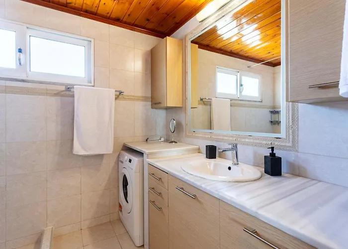 Seaview & Nature Retreat - Filiatra's Cozy Hideaway Lejlighed