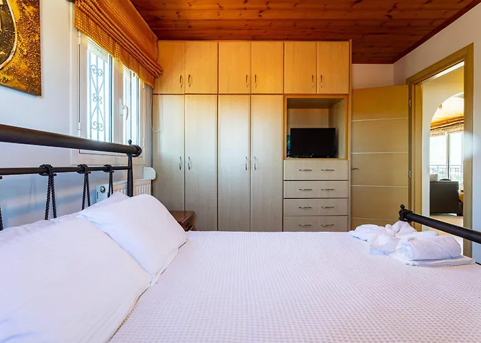 Seaview & Nature Retreat - Filiatra's Cozy Hideaway *